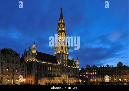 Rathaus am Großen Platz, Marktplatz, Grote Markt entfernt, der Grand Place, Brüssel, Belgien, Europa | Rathaus am Grand Place, Grote Markt, Brüssel, Belg Stockfoto