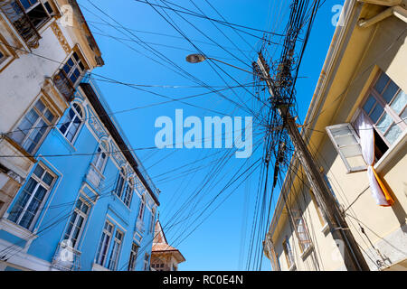 Ein scheinbar verworrenen und unorganisiert, Sammlung von Freileitungen in einer Straße in Valparaiso, Chile. Stockfoto
