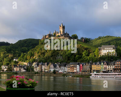 Blick über die Mosel auf Cochem mit Reichsburg Cochem, Landkreis Cochem-Zell, Rheinland-Pfalz, Deutschland, Europa Stockfoto