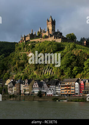 Blick über die Mosel auf Cochem mit Reichsburg Cochem, Landkreis Cochem-Zell, Rheinland-Pfalz, Deutschland, Europa Stockfoto