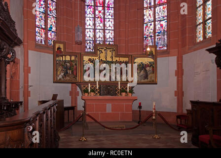 Kapelle im Cusanusstift, Hochaltar mit Passionstryptichon, St. Nikolaus-Hospital, Bernkastel-Kues, Mittelmosel, Landkreis Bernkastel-Wittlich, Rheinla Stockfoto