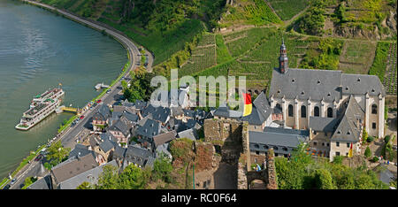 Blick von der Klosteruine Metternich in den Ort Beilstein an der Mosel mit Klosterkirche St. Joseph, Landkreis Cochem-Zell, Rheinland-Pfalz, Deutschl Stockfoto