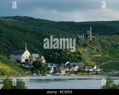 Blick über die Mosel auf die Burgruine Metternich und den Ort Beilstein mit Klosterkirche St. Joseph, Landkreis Cochem-Zell, Rheinland-Pfalz, Deutschl Stockfoto