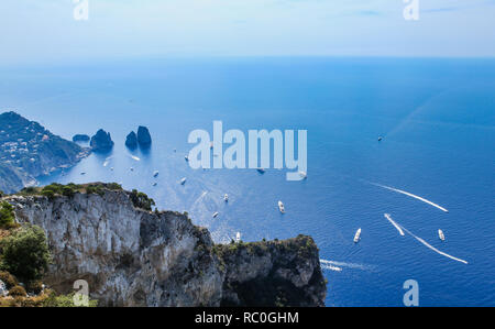 Blick vom Monte Solaro auf die Faraglioni. Anacapri. Capri, Italien. Stockfoto