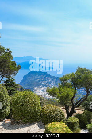 Blick auf die Insel Capri in Richtung Marina Piccola vom Monte Solaro. Capri, Italien Stockfoto