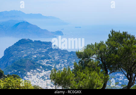 Blick auf die Insel Capri in Richtung Marina Piccola vom Monte Solaro. Capri, Italien Stockfoto