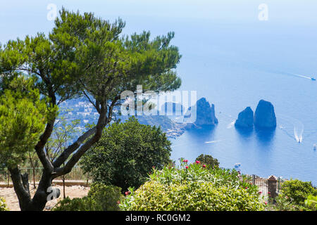 Italien. Insel Capri. Faraglioni Felsen und Boote von Monte Solaro, in Anacapri Stockfoto