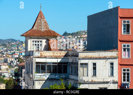 Alt und heruntergekommen Hotel in Valparaiso, Chile. Obwohl dieses war noch lebte. Stockfoto