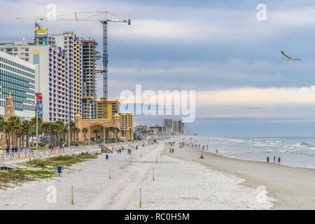 19. Dezember 2019 - Daytona Beach, Florida, USA. Die Menschen genießen farbenfrohe Gebäude und einem weißen Sandstrand in den Sonnenuntergang. Stockfoto