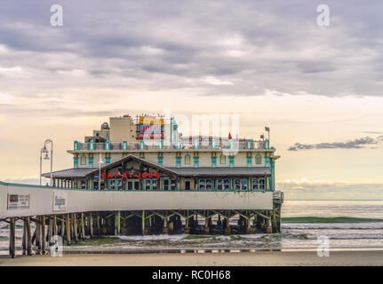 19. Dezember 2019 - Daytona Beach, Florida, USA. Daytona Beach berühmten Main Street Pier mit Restaurant Joes Crab Shack auf Wasser für Touristen im Eve Stockfoto