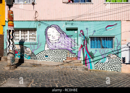 Ein Haus Vorderseite kunstvoll verziert und bemalt, in einer Strasse in Valparaiso, Chile. Stockfoto