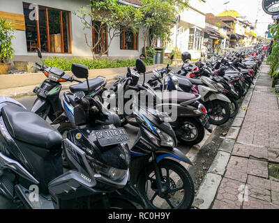 Motorräder und Roller in einer Zeile in der Stadt Ubud, Bali geparkt. Motorräder ist eine beliebte Methode, um alle über Bali zu erhalten. Stockfoto