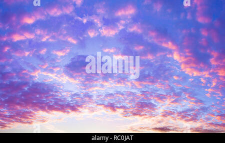 Schönen Sommer Landschaft mit Sonnenuntergang. Lila Landschaft mit Wolken im Himmel, Panoramaaussicht Stockfoto