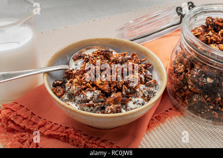 Nussig Müsli beißt Stockfoto