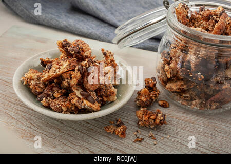 Nussig Müsli beißt Stockfoto