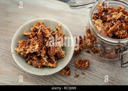 Nussig Müsli beißt Stockfoto