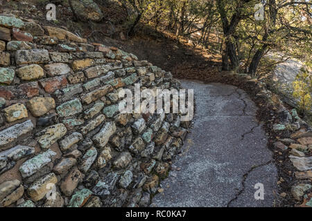 Stein Stützmauer entlang der Mesa Top Trail, die von der zivilen Verwaltung jobs Programm während der Großen Depression in El Morro gebaut wurde Stockfoto