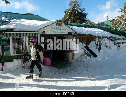 Skifahrer und Snowboarder genießen Sie feine Bedingungen am Sun Valley Ski Resort an den Hängen des Mount Olympus im Troodos-gebirge, Zypern. Stockfoto