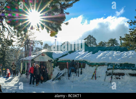 Skifahrer und Snowboarder genießen Sie feine Bedingungen am Sun Valley Ski Resort an den Hängen des Mount Olympus im Troodos-gebirge, Zypern. Stockfoto