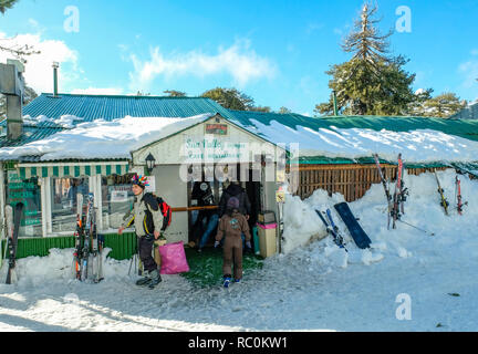 Skifahrer und Snowboarder genießen Sie feine Bedingungen am Sun Valley Ski Resort an den Hängen des Mount Olympus im Troodos-gebirge, Zypern. Stockfoto