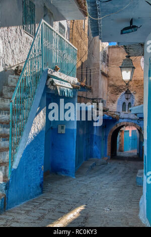 Gasse mit Bögen in Chaouen, die sogenannte blaue Stadt, einer schönen Stadt im Norden von Marokko sehr besucht von Touristen aus der ganzen Welt. Stockfoto