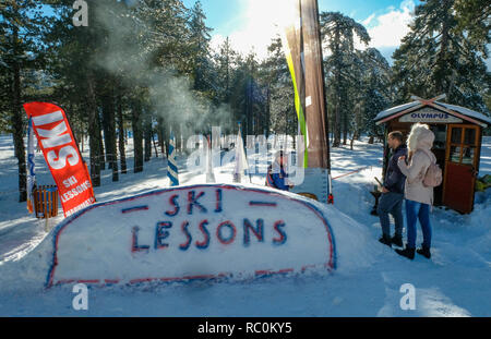 Skischule auf dem Olymp im Troodos-gebirge, Zypern. Stockfoto