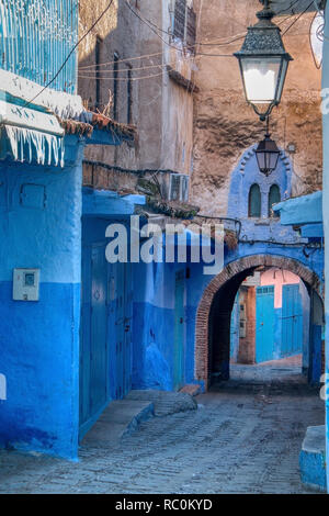 Gasse mit Bögen in Chaouen, die sogenannte blaue Stadt, einer schönen Stadt im Norden von Marokko sehr besucht von Touristen aus der ganzen Welt. Stockfoto