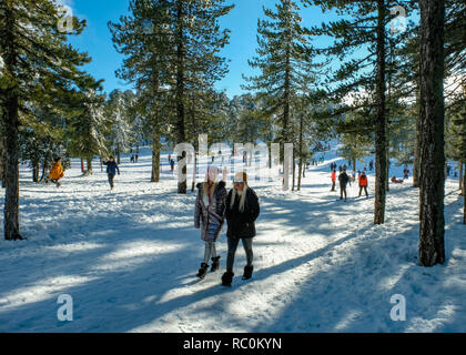 Besucher genießen Sie feine Bedingungen am Sun Valley Ski Resort an den Hängen des Mount Olympus im Troodos-gebirge, Zypern. Stockfoto