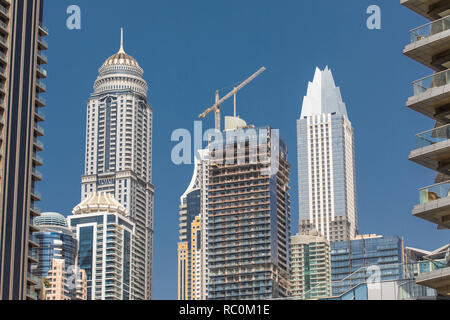 Dubai, Vereinigte Arabische Emirate - Oktober, 2018: Close-up der Wolkenkratzer an der Dubai Marina Stockfoto