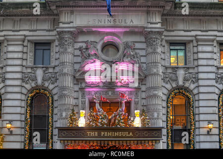 New York City - 25. Dezember 2018: Das Peninsula Hotel, Teil der Halbinsel Gruppe von Hong Kong, ist ein luxuriöses Hotel auf der Fifth Avenue und der 55th Street in Stockfoto