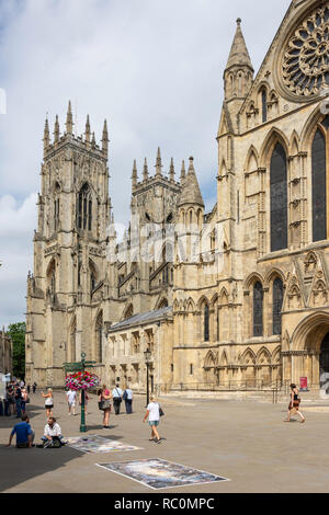 Südlichen Querschiff Eingang, York Minster, Deangate, York, North Yorkshire, England, Großbritannien Stockfoto