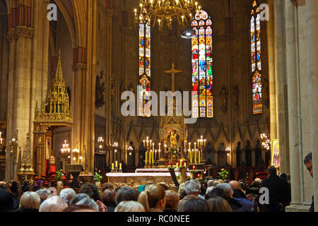 ZAGREB, KROATIEN - 15. Dezember 2013: das Innere der Kathedrale der Himmelfahrt der Jungfrau Maria, der Blick auf den Altar, Zagreb Stockfoto