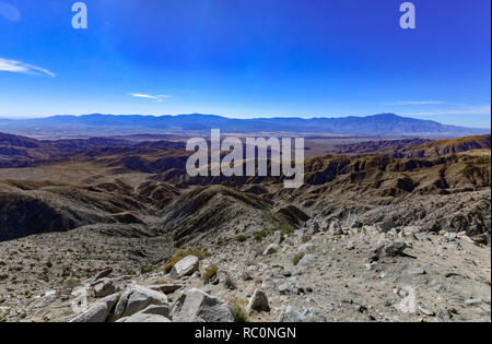 Schönen Blick auf San Bernardino Berge und Coachella Valley von der höchste Aussichtspunkt Joshua Tree, Schlüssel in Joshua Tree National Park, Rive Stockfoto