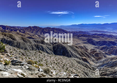 Schönen Blick auf San Bernardino Berge und Coachella Valley von der höchste Aussichtspunkt Joshua Tree, Schlüssel in Joshua Tree National Park, Rive Stockfoto