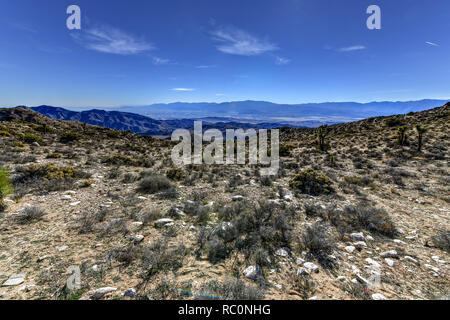 Schönen Blick auf San Bernardino Berge und Coachella Valley von der höchste Aussichtspunkt Joshua Tree, Schlüssel in Joshua Tree National Park, Rive Stockfoto