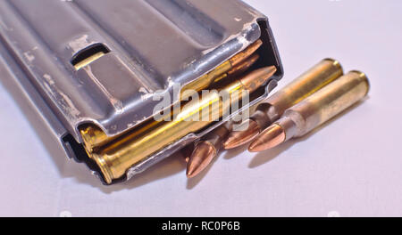 Eine geladene AR-15 Gewehr Magazin auf vier Geschosse vom Kaliber .223 auf weißem Hintergrund Stockfoto