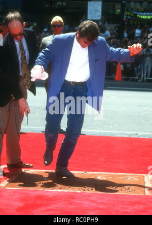 HOLLYWOOD, CA - 23. August: Schauspieler Mel Gibson legt seine Hand- und Fuß-Drucke in Zement am 23. August 1993 im Mann's Chinese Theatre in Hollywood, Kalifornien. Foto von Barry King/Alamy Stock Foto Stockfoto