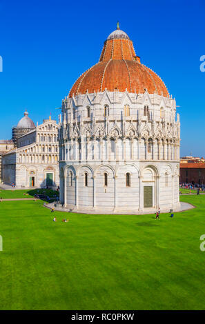 Baptisterium und Blick auf die Kathedrale, das Campo dei Miracoli, Pisa, Toskana, Italien, Europa Stockfoto