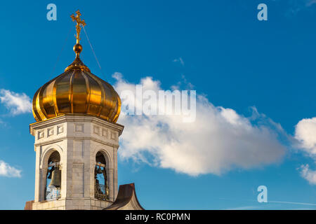 Glockenturm der Christ-Erlöser-Kathedrale in Moskau mit blauem Himmel Hintergrund Stockfoto