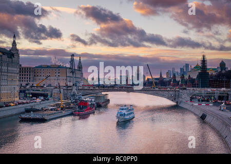 Schönen lila Sonnenuntergang über der Moskwa und einem touristischen Boot Kreuzfahrt Stockfoto