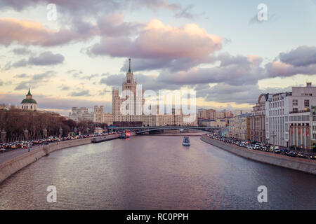 Alten sowjetischen Wolkenkratzer auf Kotelnicheskaya Embankment und Moskwa abend Blick von der Brücke Stockfoto