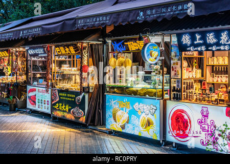 CHENGDU, CHINA - 25. SEPTEMBER: Marktstände in der Nacht an der Jinli Alte Straße, ein beliebtes Touristenziel am 25. September 2018 in Chengdu Stockfoto