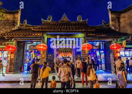 CHENGDU, CHINA - 25. SEPTEMBER: Traditionelle alte chinesische Gebäude und Nacht Markt Szene an jinli Alte Straße am 25. September 2018 in Chengdu Stockfoto