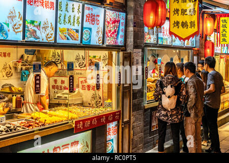 CHENGDU, CHINA - 25. SEPTEMBER: Diese sind Night Market Street Food Anbieter Jinli Alte Straße am 25. September 2018 in Chengdu Stockfoto