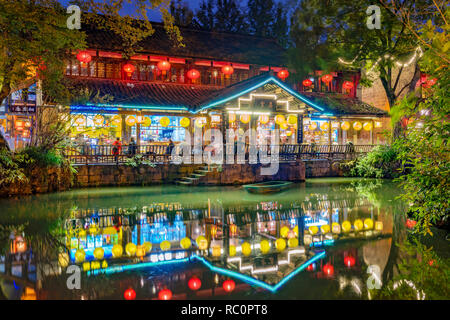 CHENGDU, CHINA - 25. SEPTEMBER: Seeblick der Jinli alte Straße der traditionellen chinesischen Architektur und Nachtmarkt am 25. September 2018 in Chengdu Stockfoto