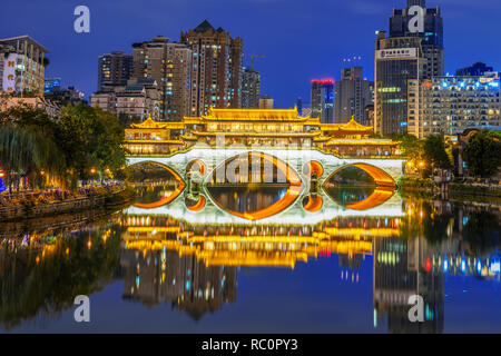 CHENGDU, CHINA - 26. SEPTEMBER: Dies ist eine Nacht von Sicht von Anshun Brücke, eine berühmte Sehenswürdigkeit Brücke entlang der Jinjiang Fluss am 26. September 2018 in Cheng Stockfoto