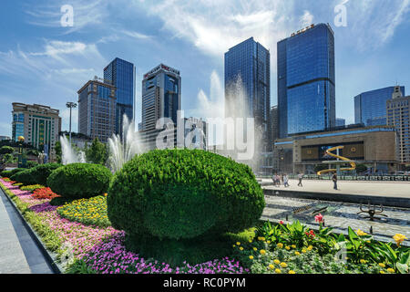 CHENGDU, CHINA - 28. SEPTEMBER: Blick auf moderne Stadt Gebäude am Tianfu Square in der Innenstadt am 28. September 2018 in Chengdu Stockfoto