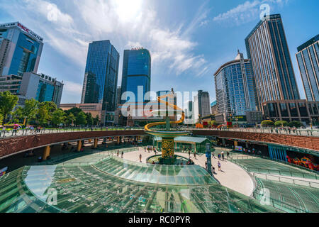 CHENGDU, CHINA - 28. SEPTEMBER: Dies ist eine Ansicht von Tianfu Square Finanzviertel und dem Einkaufsviertel am 28. September 2018 in Chengdu Stockfoto