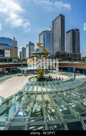 CHENGDU, CHINA - 28. SEPTEMBER: Dies ist eine Ansicht von Tianfu Square Finanzviertel und dem Einkaufsviertel am 28. September 2018 in Chengdu Stockfoto