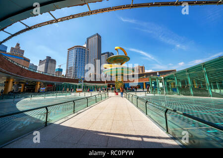 CHENGDU, CHINA - 28. SEPTEMBER: Moderne Architektur bei Tianfu Square Innenstadt am 28. September 2018 in Chengdu Stockfoto